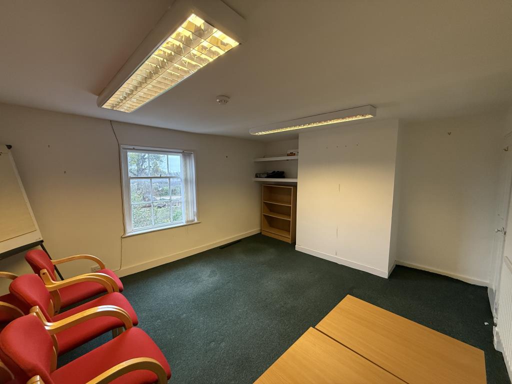 Lot: 88 - FREEHOLD COMMERCIAL PROPERTY ON HIGH STREET - Second floor office room with carpets and painted walls
